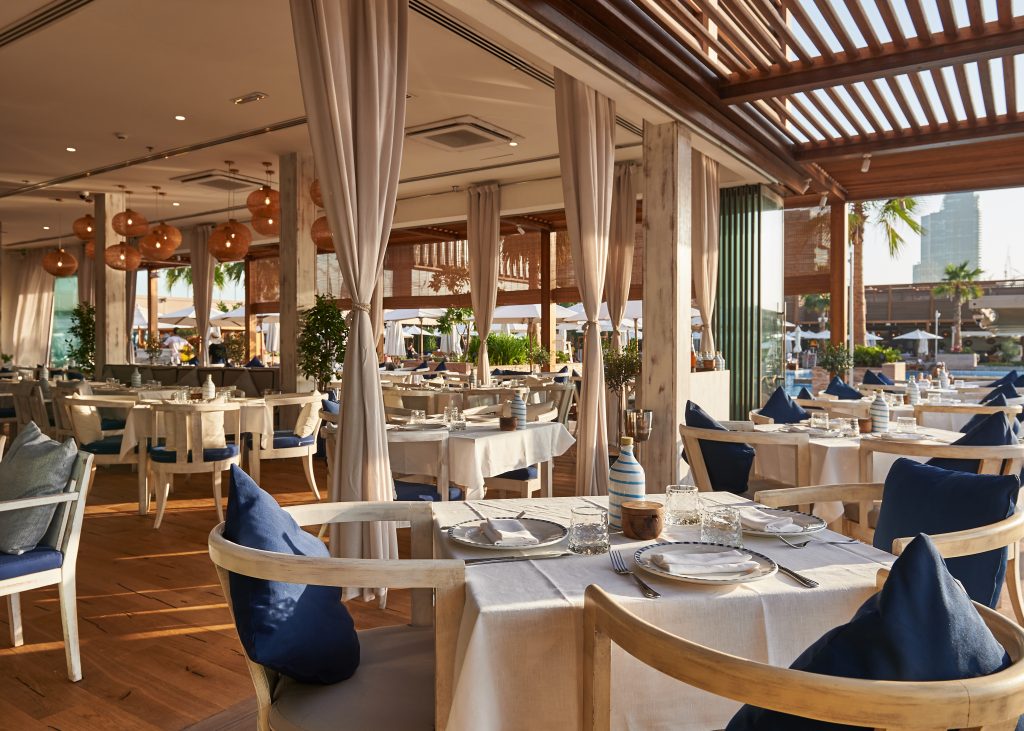 تذوق الضيافة اليونانية الشهية في أموس دبي